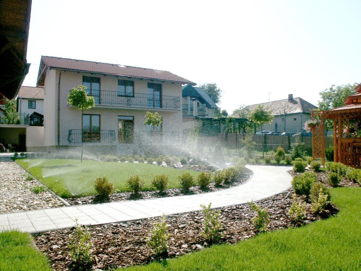 Penzion Karen Hotel Podhajska Bagian luar foto