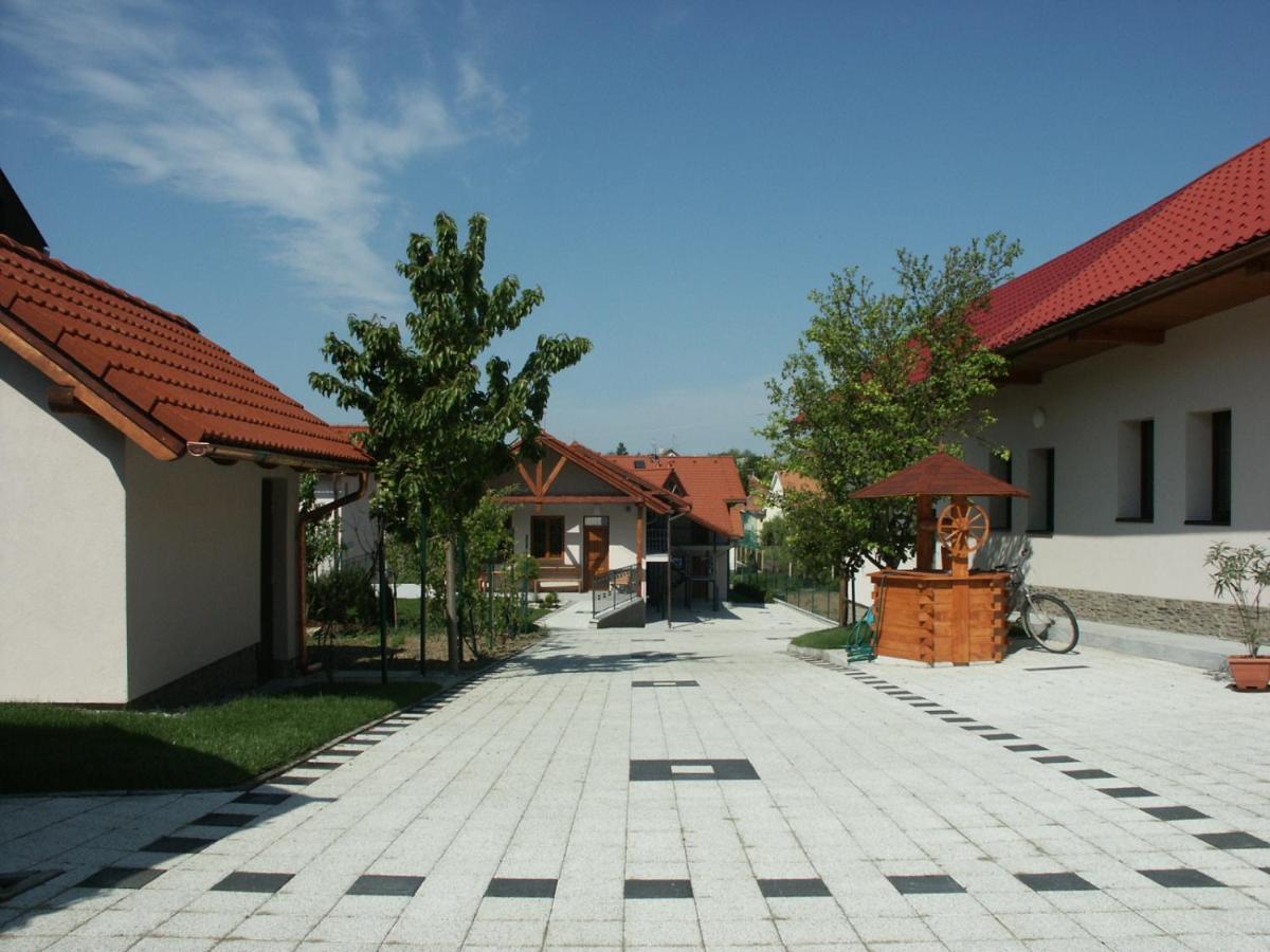Penzion Karen Hotel Podhajska Bagian luar foto